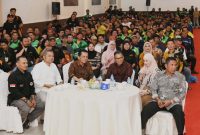 Gubernur Kepulauan Riau (Kepri) Ansar Ahmad kembali bersilaturahmi dengan ribuan mitra transportasi online dalam sebuah acara yang berlangsung di Ballroom Restoran Golden Prawn, Kelurahan Tanjung Buntung, Kecamatan Bengkong, Kota Batam, Selasa (6/8/2024) malam. Foto: Diskominfo Kepri