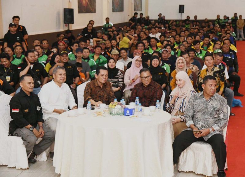 Gubernur Kepulauan Riau (Kepri) Ansar Ahmad kembali bersilaturahmi dengan ribuan mitra transportasi online dalam sebuah acara yang berlangsung di Ballroom Restoran Golden Prawn, Kelurahan Tanjung Buntung, Kecamatan Bengkong, Kota Batam, Selasa (6/8/2024) malam. Foto: Diskominfo Kepri