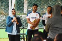 Ketua TP-PKK Provinsi Kepulauan Riau Hj. Dewi Kumalasari Ansar resmi membuka Kejuaraan Bola Voli PBV Kapila U-23 se-Kepulauan Riau Tahun 2024 yang berlangsung di Lapangan Voli PBV Kapila, Tanjungpinang, pada Kamis (15/8/2024) sore. Foto: Diskominfo Kepri
