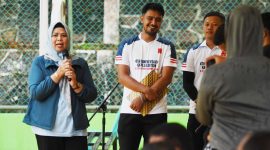 Ketua TP-PKK Provinsi Kepulauan Riau Hj. Dewi Kumalasari Ansar resmi membuka Kejuaraan Bola Voli PBV Kapila U-23 se-Kepulauan Riau Tahun 2024 yang berlangsung di Lapangan Voli PBV Kapila, Tanjungpinang, pada Kamis (15/8/2024) sore. Foto: Diskominfo Kepri