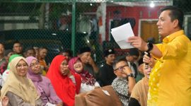 Gubernur Kepulauan Riau H. Ansar Ahmad dan rombongan yang terdiri dari Tim Percepatan Pembangunan, Pejabat Fungsional Utama dan beberapa Kepala OPD disambut dengan antusias oleh ratusan masyarakat perumahan Batu Aji Permai RW 04 Sagulung, ketika bersilaturahmi ke perumahan tersebut pada Senin (26/8/2024). Foto: Diskominfo Kepri