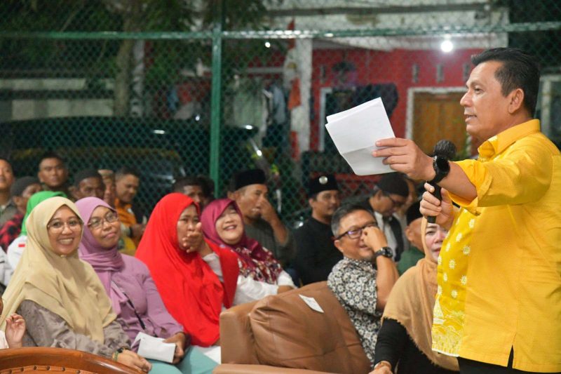 Gubernur Kepulauan Riau H. Ansar Ahmad dan rombongan yang terdiri dari Tim Percepatan Pembangunan, Pejabat Fungsional Utama dan beberapa Kepala OPD disambut dengan antusias oleh ratusan masyarakat perumahan Batu Aji Permai RW 04 Sagulung, ketika bersilaturahmi ke perumahan tersebut pada Senin (26/8/2024). Foto: Diskominfo Kepri