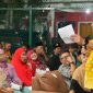 Gubernur Kepulauan Riau H. Ansar Ahmad dan rombongan yang terdiri dari Tim Percepatan Pembangunan, Pejabat Fungsional Utama dan beberapa Kepala OPD disambut dengan antusias oleh ratusan masyarakat perumahan Batu Aji Permai RW 04 Sagulung, ketika bersilaturahmi ke perumahan tersebut pada Senin (26/8/2024). Foto: Diskominfo Kepri