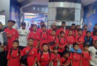 Wakil Wali Kota Batam, Amsakar Achmad, melepas keberangkatan pesepakbola muda Batam ke Malaysia. Atlet berusia 10-19 tahun itu, akan mengikuti Malaysia Premier International Youth Football Tournament JOHOR CUP. Foto: INIKEPRI.COM