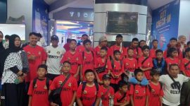 Wakil Wali Kota Batam, Amsakar Achmad, melepas keberangkatan pesepakbola muda Batam ke Malaysia. Atlet berusia 10-19 tahun itu, akan mengikuti Malaysia Premier International Youth Football Tournament JOHOR CUP. Foto: INIKEPRI.COM