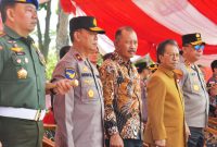 Gubernur Kepulauan Riau, diwakili Sekretaris Daerah Kepulauan Riau Adi Prihantara, menghadiri acara Simulasi Sistem Pengamanan (SISPAM) Kota Dalam Rangka Kesiapan Pengamanan Pilkada Tahun 2024 yang dilaksanakan pada Kamis (22/8/2024) di lapangan Sport Hall Tumenggung Abdul Jamal Kota Batam. Foto: Diskominfo Kepri