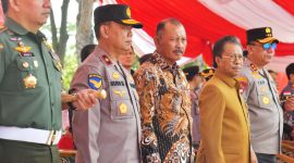 Gubernur Kepulauan Riau, diwakili Sekretaris Daerah Kepulauan Riau Adi Prihantara, menghadiri acara Simulasi Sistem Pengamanan (SISPAM) Kota Dalam Rangka Kesiapan Pengamanan Pilkada Tahun 2024 yang dilaksanakan pada Kamis (22/8/2024) di lapangan Sport Hall Tumenggung Abdul Jamal Kota Batam. Foto: Diskominfo Kepri