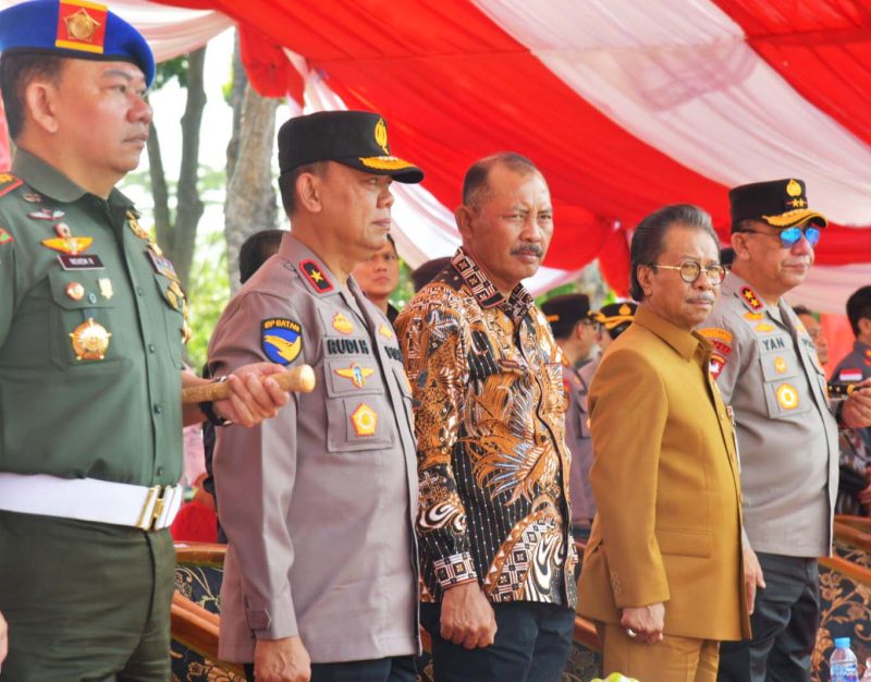 Gubernur Kepulauan Riau, diwakili Sekretaris Daerah Kepulauan Riau Adi Prihantara, menghadiri acara Simulasi Sistem Pengamanan (SISPAM) Kota Dalam Rangka Kesiapan Pengamanan Pilkada Tahun 2024 yang dilaksanakan pada Kamis (22/8/2024) di lapangan Sport Hall Tumenggung Abdul Jamal Kota Batam. Foto: Diskominfo Kepri