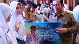 Ratusan masyarakat Kota Tanjungpinang, khususnya warga Kecamatan Tanjungpinang Timur dan Bukit Bestari bersemangat dapat bertemu dan bersilaturahmi dengan Gubernur Kepri Ansar Ahmad. Ditambah lagi, Gubernur menyerahkan bantuan senilai Rp142 miliar untuk dua kecamatan tersebut. Foto: Diskominfo Kepri
