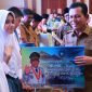 Ratusan masyarakat Kota Tanjungpinang, khususnya warga Kecamatan Tanjungpinang Timur dan Bukit Bestari bersemangat dapat bertemu dan bersilaturahmi dengan Gubernur Kepri Ansar Ahmad. Ditambah lagi, Gubernur menyerahkan bantuan senilai Rp142 miliar untuk dua kecamatan tersebut. Foto: Diskominfo Kepri