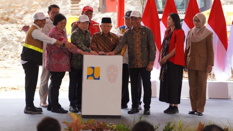Wapres Ma'ruf Amin bersama beberapa menteri dari Kabinet Indonesia Maju dan pejabat PUPR saat groundbreaking pembangunan Istana Wakil Presiden di Kawasan Inti Pusat Pemerintahan (KIPP) Ibu Kota Nusantara (IKN), Kalimantan Timur pada Senin (12/8/2024). Foto: Biro Komunikasi Publik PUPR