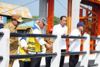 Presiden Jokowi bersama Menteri PUPR Basuki Hadimuljono dan Menteri Perdagangan Zulkifli Hasan saat meninjau Bendungan Martiga di Lampung setelah diresmikan pada Senin (26/8/2024). Foto : Biro Komunikasi Publik PUPR