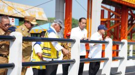 Presiden Jokowi bersama Menteri PUPR Basuki Hadimuljono dan Menteri Perdagangan Zulkifli Hasan saat meninjau Bendungan Martiga di Lampung setelah diresmikan pada Senin (26/8/2024). Foto : Biro Komunikasi Publik PUPR