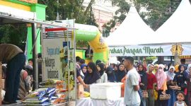 Ratusan warga dari wilayah Ganet berbondong-bondong mendatangi Gerakan Pangan Murah (GPM) yang diselenggarakan Dinas Pertanian, Pangan, dan Perikanan (DP3) Kota Tanjungpinang, di halaman Masjid Miftahul Falah, Ganet, Kamis (8/8/2024). Foto: Diskominfo Tanjungpinang