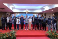 Calon Wali Kota dan Wakil Wali Kota Batam, Amsakar Achmad dan Li Claudia Chandra berfoto bersama anggota, caleg terpilih DPRD dan kader Partai NasDem Kota Batam. Foto: INIKEPRI.COM