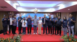 Calon Wali Kota dan Wakil Wali Kota Batam, Amsakar Achmad dan Li Claudia Chandra berfoto bersama anggota, caleg terpilih DPRD dan kader Partai NasDem Kota Batam. Foto: INIKEPRI.COM