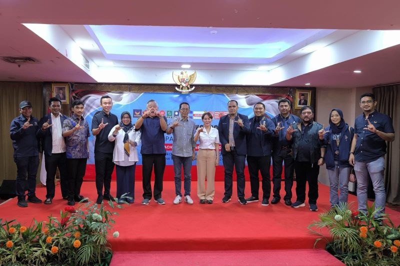 Calon Wali Kota dan Wakil Wali Kota Batam, Amsakar Achmad dan Li Claudia Chandra berfoto bersama anggota, caleg terpilih DPRD dan kader Partai NasDem Kota Batam. Foto: INIKEPRI.COM