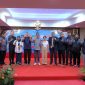 Calon Wali Kota dan Wakil Wali Kota Batam, Amsakar Achmad dan Li Claudia Chandra berfoto bersama anggota, caleg terpilih DPRD dan kader Partai NasDem Kota Batam. Foto: INIKEPRI.COM