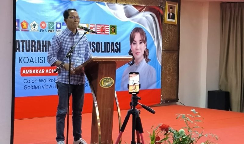 Amsakar Achmad di Silaturahmi dan Konsolidasi Partai Politik pengusungnya bersama Li Claudia Chandra. Foto: INIKEPRI.COM