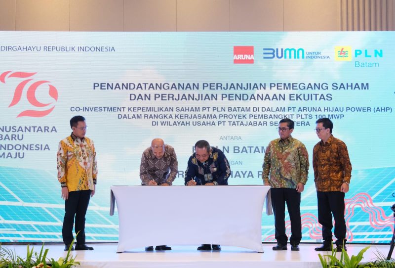 Dalam langkah strategis untuk mewujudkan komitmen PLN Batam mendukung Transformasi PLN sekaligus mendukung Indonesia untuk mencapai Net Zero Emission (NZE) pada tahun 2060, PT PLN  Batam melakukan Penandatanganan Perjanjian Pemegang Saham dan Perjanjian Pendanaan Ekuitas dengan PT Aruna Cahaya Pratama, di Radisson Hotel, Batam, (7/8/2024). Foto: PLN Batam untuk INIKEPRI.COM