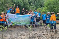 PT PLN Batam menanam 1.000 pohon mangrove bersama Forum Peduli Lingkungan Kota Batam dan Citra Mas dalam rangka peringatan Hari Konservasi Alam Nasional (HKAN) tahun 2024 di sekitar Kawasan Mangrove Nongsa, Sabtu (10/8/2024). Foto: PLN Batam untuk INIKEPRI.COM