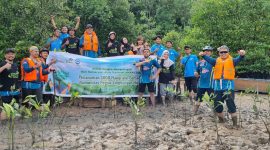 PT PLN Batam menanam 1.000 pohon mangrove bersama Forum Peduli Lingkungan Kota Batam dan Citra Mas dalam rangka peringatan Hari Konservasi Alam Nasional (HKAN) tahun 2024 di sekitar Kawasan Mangrove Nongsa, Sabtu (10/8/2024). Foto: PLN Batam untuk INIKEPRI.COM