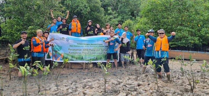 PT PLN Batam menanam 1.000 pohon mangrove bersama Forum Peduli Lingkungan Kota Batam dan Citra Mas dalam rangka peringatan Hari Konservasi Alam Nasional (HKAN) tahun 2024 di sekitar Kawasan Mangrove Nongsa, Sabtu (10/8/2024). Foto: PLN Batam untuk INIKEPRI.COM