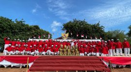 membuka kegiatan lomba acara jelang Pembukaan sambut hari kemerdekaan Republik Indonesia yang ke-79 di Lapangan Sepak Bola Pulau Terong, Selasa (13/8/2024). Foto: INIKEPRI.COM