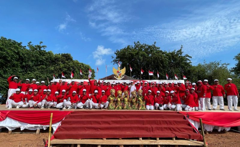 membuka kegiatan lomba acara jelang Pembukaan sambut hari kemerdekaan Republik Indonesia yang ke-79 di Lapangan Sepak Bola Pulau Terong, Selasa (13/8/2024). Foto: INIKEPRI.COM