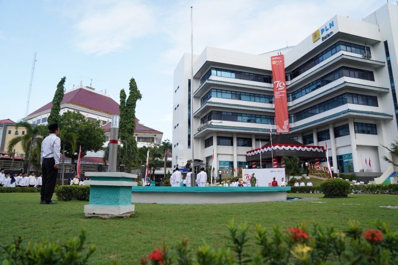 Dalam Rangka Merayakan Dirgahyu Kemerdekaan Republik Indonesia (RI) ke-79 tahun, PT PLN Batam menggelar Upacara Bendera Peringatan Hari Ulang Tahun (HUT) Ke-79 Kemerdekaan RI Tahun 2024 dan rangkaian kegiatan lainnya di lapangan Kantor Korporat PLN Batam, Sabtu (17/8/2024). Foto: PLN Batam untuk INIKEPRI.COM