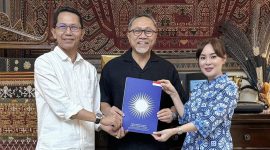 Amsakar Achmad- Li Claudia Chandra bersama ketua umum PAN Zulkifli Hasan. Foto: INIKEPRI.COM