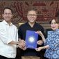 Amsakar Achmad- Li Claudia Chandra bersama ketua umum PAN Zulkifli Hasan. Foto: INIKEPRI.COM