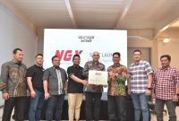 CEO Transhybrid Communication, Fadzri Sentosa, didampingi Donal Pangihutan, Ketua APJII Kepri dan Kepala Dinas Kominfo Kota Batam Rudi Panjaitan berfoto bersama perwakilan 10 cabang NGX. Foto: INIKEPRI.COM