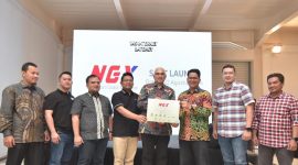 CEO Transhybrid Communication, Fadzri Sentosa, didampingi Donal Pangihutan, Ketua APJII Kepri dan Kepala Dinas Kominfo Kota Batam Rudi Panjaitan berfoto bersama perwakilan 10 cabang NGX. Foto: INIKEPRI.COM
