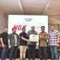 CEO Transhybrid Communication, Fadzri Sentosa, didampingi Donal Pangihutan, Ketua APJII Kepri dan Kepala Dinas Kominfo Kota Batam Rudi Panjaitan berfoto bersama perwakilan 10 cabang NGX. Foto: INIKEPRI.COM