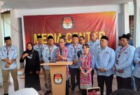 Amsakar Achmad dan Li Claudia Chandra di KPU Batam. Foto: INIKEPRI.COM