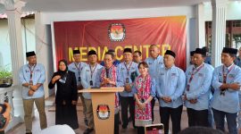 Amsakar Achmad dan Li Claudia Chandra di KPU Batam. Foto: INIKEPRI.COM