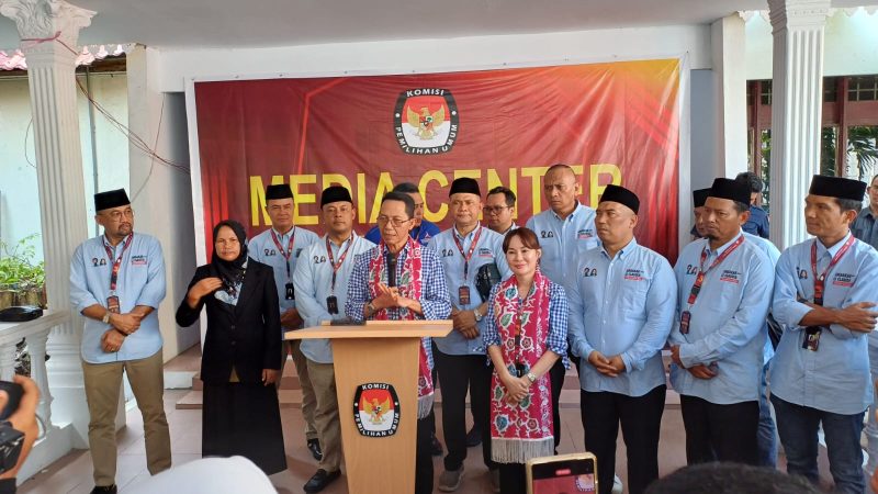 Amsakar Achmad dan Li Claudia Chandra di KPU Batam. Foto: INIKEPRI.COM