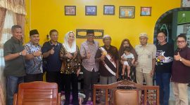 Cen Sui Lan-Jarmin Sidik saat di rumah salah satu tokoh Natuna. Foto: INIKEPRI.COM