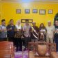 Cen Sui Lan-Jarmin Sidik saat di rumah salah satu tokoh Natuna. Foto: INIKEPRI.COM