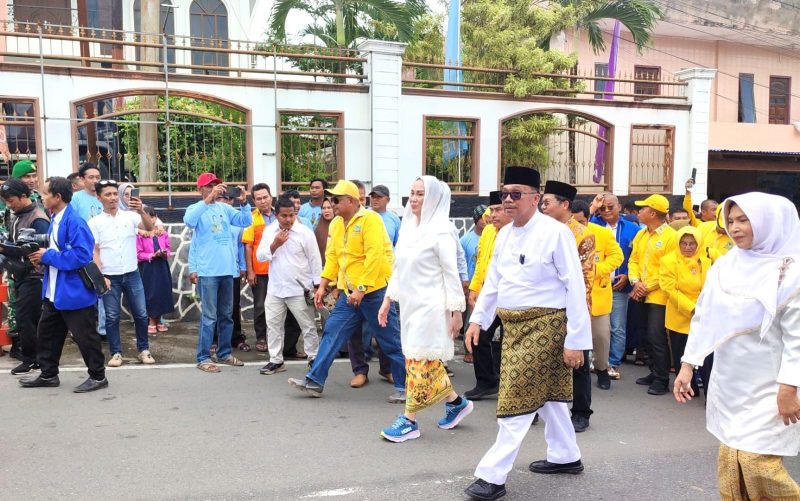Pasangan Cen Sui Lan-Jarmin Sidik (Cermin) resmi mendaftarkan diri sebagai calon Bupati dan Wakil Bupati Natuna di kantor Komisi Pemilihan Umum (KPU) Natuna, Jalan Pramuka, Kecamatan Bunguran Timur, Kamis (29/8/2024). Foto: INIKEPRI.COM