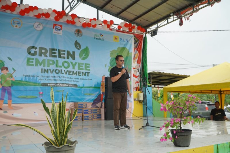 PT PLN Batam kembali menggelar Green Employee Involvement pembersihan sungai PLN Batam Bersama stakeholders dan komunitas lingkungan Batam serta masyarakat di kawasan Kavling Nato, Kecamatan Sagulung, Kota Batam, Selasa (27/8/2024). Foto: INIKEPRI.COM