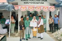 Ketua KPU Natuna Kusnaidi menyerahkan surat tanda terima pendaftaran paslon dan surat rekomendasi pemeriksaan kesehatan kepada paslon Cen Sui Lan-Jarmin di depan Kantor KPU Natuna. Foto: MarwahKepri/Saida
