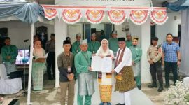Ketua KPU Natuna Kusnaidi menyerahkan surat tanda terima pendaftaran paslon dan surat rekomendasi pemeriksaan kesehatan kepada paslon Cen Sui Lan-Jarmin di depan Kantor KPU Natuna. Foto: MarwahKepri/Saida