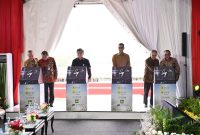 Simbolis peresmian PLTS _ground-mounted_ 100 MWp di Kawasan Industri Kota Bukit Indah di Kabupaten Purwakarta, Jawa Barat pada Rabu (28/8) yang dilakukan oleh Direktur Jenderal Ketenagalistrikan Kementerian Energi dan Sumber Daya Mineral, Jisman P. Hutajulu (ketiga dari kiri), Direktur Utama PLN, Darmawan Prasodjo (ketiga dari kanan), Direktur Utama PT Aruna Hijau Power, Adi Dharmanto (kedua dari kanan), Pj. Bupati Purwakarta, Benny Irwan (kedua dari kiri), Direktur Utama PLN Batam, M. Irwansyah Putra (kanan), dan Direktur Utama PT Tatajabar Sejahtera, Kuky Permana (kiri). Foto: PLN Batam untuk INIKEPRI.COM