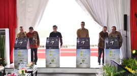 Simbolis peresmian PLTS _ground-mounted_ 100 MWp di Kawasan Industri Kota Bukit Indah di Kabupaten Purwakarta, Jawa Barat pada Rabu (28/8) yang dilakukan oleh Direktur Jenderal Ketenagalistrikan Kementerian Energi dan Sumber Daya Mineral, Jisman P. Hutajulu (ketiga dari kiri), Direktur Utama PLN, Darmawan Prasodjo (ketiga dari kanan), Direktur Utama PT Aruna Hijau Power, Adi Dharmanto (kedua dari kanan), Pj. Bupati Purwakarta, Benny Irwan (kedua dari kiri), Direktur Utama PLN Batam, M. Irwansyah Putra (kanan), dan Direktur Utama PT Tatajabar Sejahtera, Kuky Permana (kiri). Foto: PLN Batam untuk INIKEPRI.COM