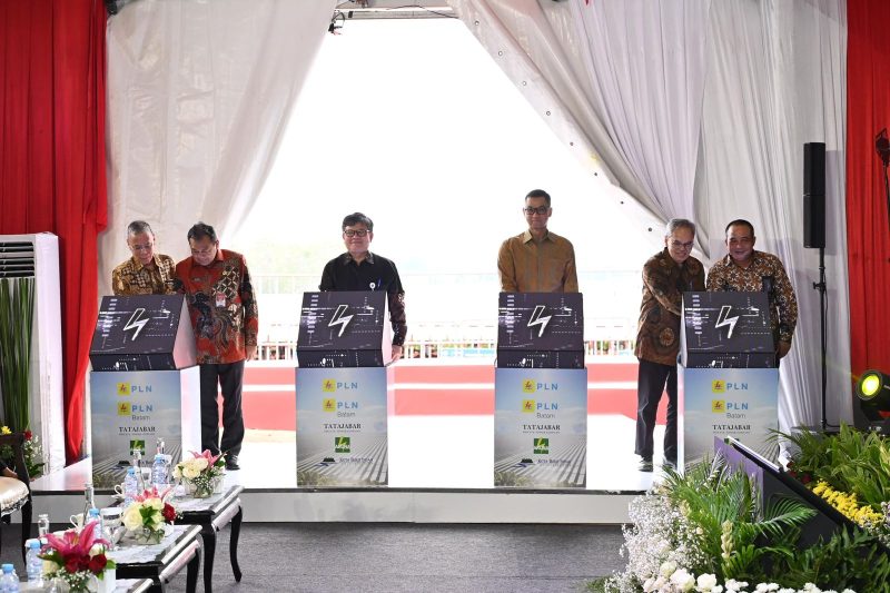 Simbolis peresmian PLTS _ground-mounted_ 100 MWp di Kawasan Industri Kota Bukit Indah di Kabupaten Purwakarta, Jawa Barat pada Rabu (28/8) yang dilakukan oleh Direktur Jenderal Ketenagalistrikan Kementerian Energi dan Sumber Daya Mineral, Jisman P. Hutajulu (ketiga dari kiri), Direktur Utama PLN, Darmawan Prasodjo (ketiga dari kanan), Direktur Utama PT Aruna Hijau Power, Adi Dharmanto (kedua dari kanan), Pj. Bupati Purwakarta, Benny Irwan (kedua dari kiri), Direktur Utama PLN Batam, M. Irwansyah Putra (kanan), dan Direktur Utama PT Tatajabar Sejahtera, Kuky Permana (kiri). Foto: PLN Batam untuk INIKEPRI.COM
