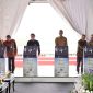 Simbolis peresmian PLTS _ground-mounted_ 100 MWp di Kawasan Industri Kota Bukit Indah di Kabupaten Purwakarta, Jawa Barat pada Rabu (28/8) yang dilakukan oleh Direktur Jenderal Ketenagalistrikan Kementerian Energi dan Sumber Daya Mineral, Jisman P. Hutajulu (ketiga dari kiri), Direktur Utama PLN, Darmawan Prasodjo (ketiga dari kanan), Direktur Utama PT Aruna Hijau Power, Adi Dharmanto (kedua dari kanan), Pj. Bupati Purwakarta, Benny Irwan (kedua dari kiri), Direktur Utama PLN Batam, M. Irwansyah Putra (kanan), dan Direktur Utama PT Tatajabar Sejahtera, Kuky Permana (kiri). Foto: PLN Batam untuk INIKEPRI.COM