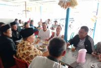 Anggota DPR RI, Cen Sui Lan dan Bupati Natuna, Wan Siswandi duduk semeja saat sarapan di Kedai Sarapan Pagi Sore, Jalan Pramuka, Ranai, Jumat (30/8/2024). Foto: Istimewa