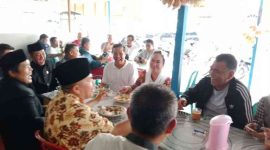 Anggota DPR RI, Cen Sui Lan dan Bupati Natuna, Wan Siswandi duduk semeja saat sarapan di Kedai Sarapan Pagi Sore, Jalan Pramuka, Ranai, Jumat (30/8/2024). Foto: Istimewa